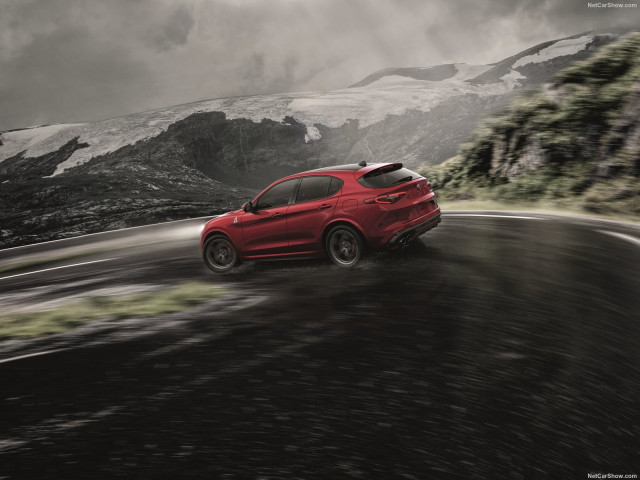 Alfa Romeo Stelvio фото