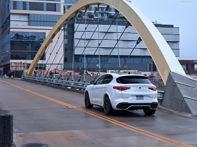 Alfa Romeo Stelvio фото