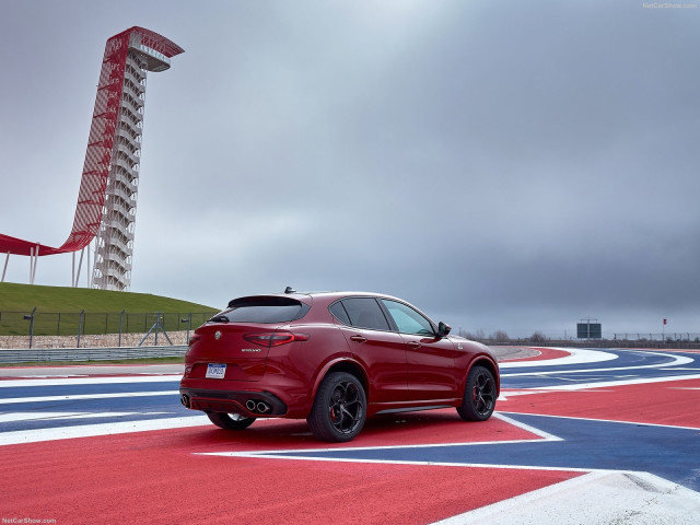 Alfa Romeo Stelvio фото