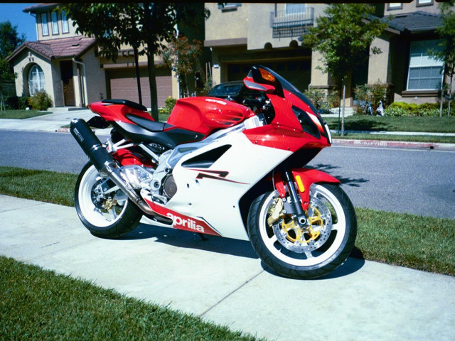 Aprilia RSV 1000R фото