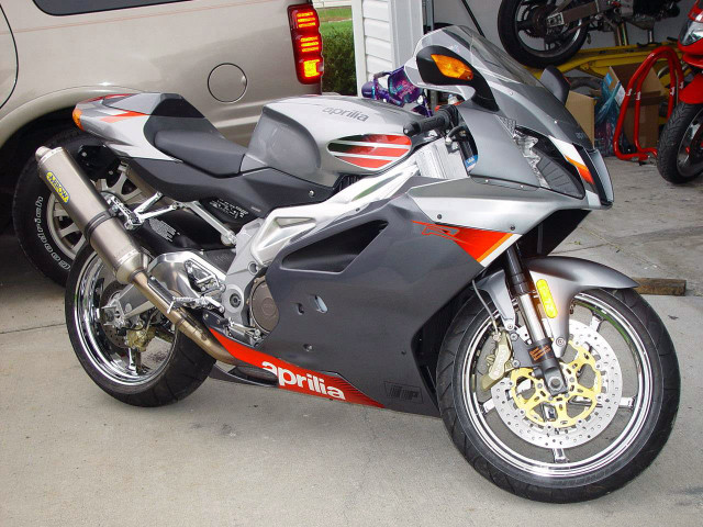 Aprilia RSV 1000R фото