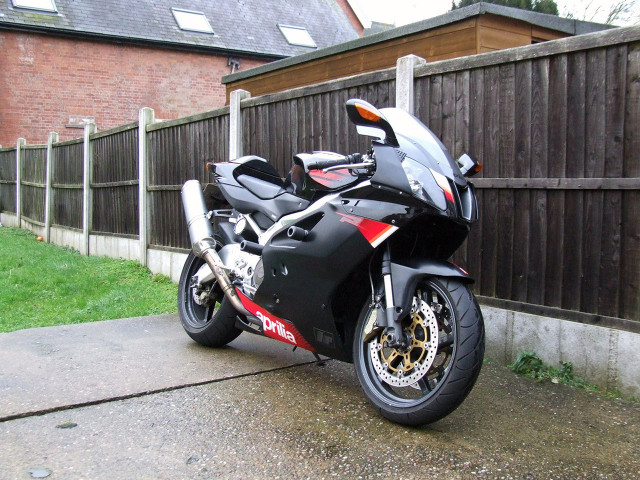 Aprilia RSV 1000R фото