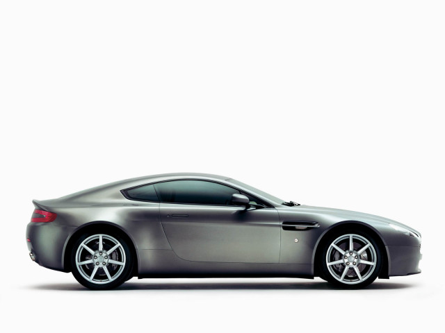 Aston Martin AMV8 Vantage фото