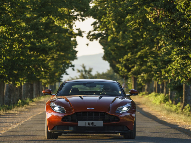 Aston Martin DB11 фото