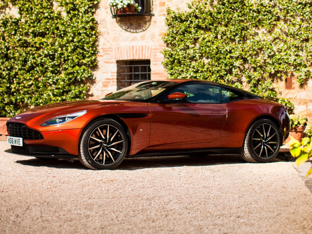 Aston Martin DB11 фото