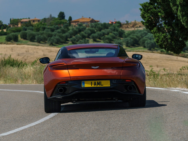 Aston Martin DB11 фото