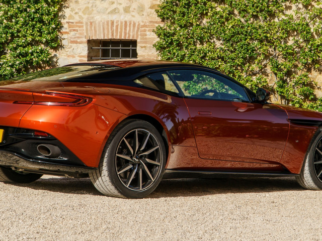 Aston Martin DB11 фото