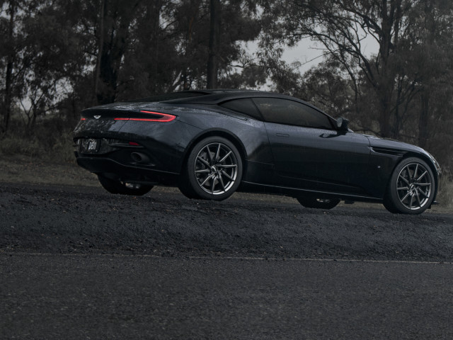 Aston Martin DB11 фото