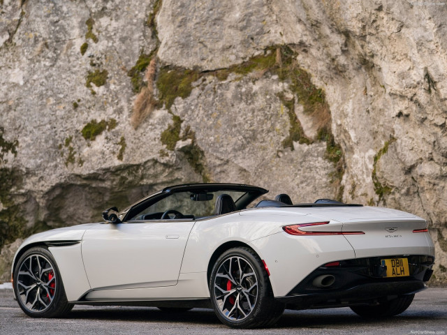 Aston Martin DB11 фото