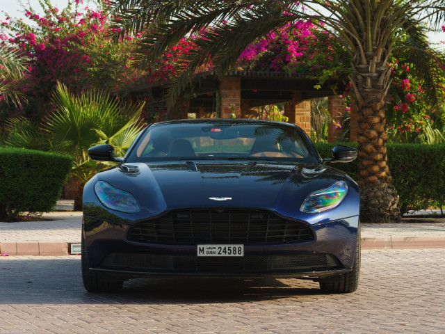 Aston Martin DB11 фото