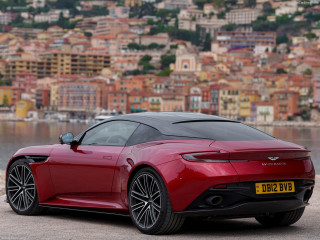 Aston Martin DB12 фото