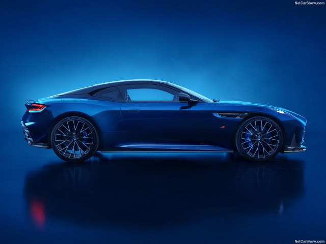 Aston Martin DB12 фото