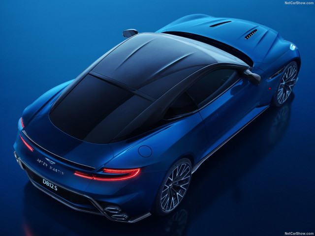 Aston Martin DB12 фото