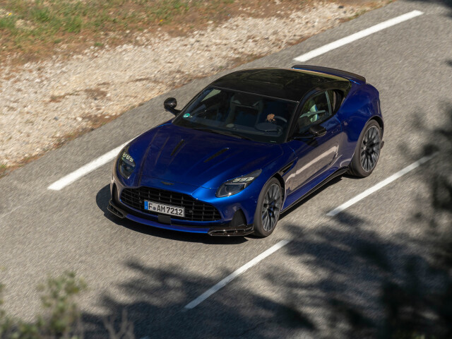 Aston Martin DB12 фото