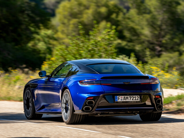 Aston Martin DB12 фото