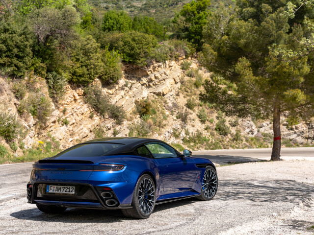 Aston Martin DB12 фото