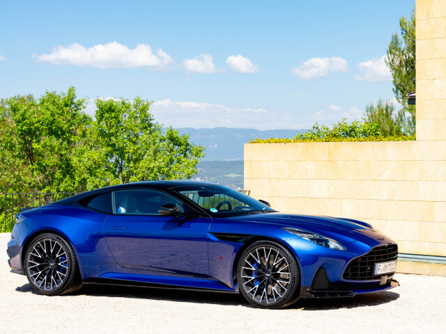 Aston Martin DB12 фото