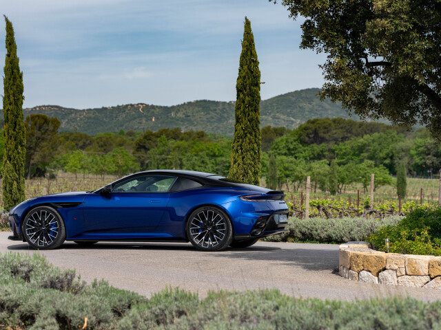 Aston Martin DB12 фото