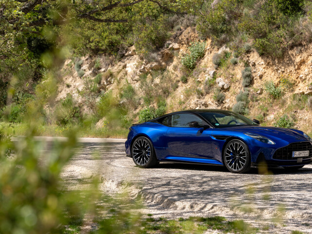 Aston Martin DB12 фото