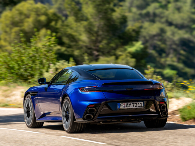 Aston Martin DB12 фото