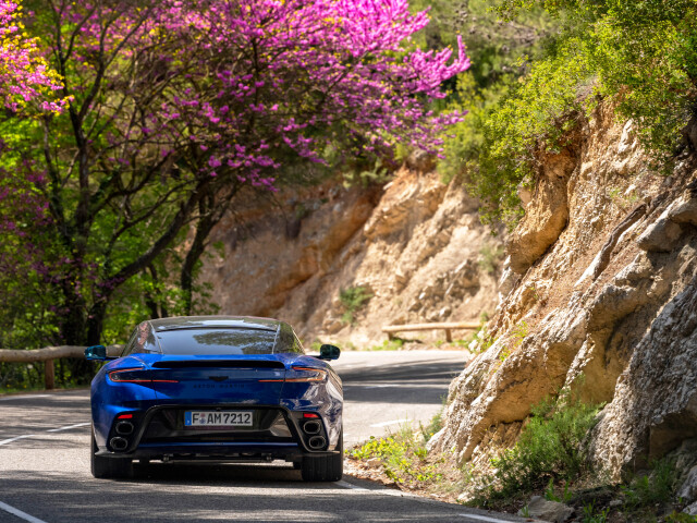 Aston Martin DB12 фото