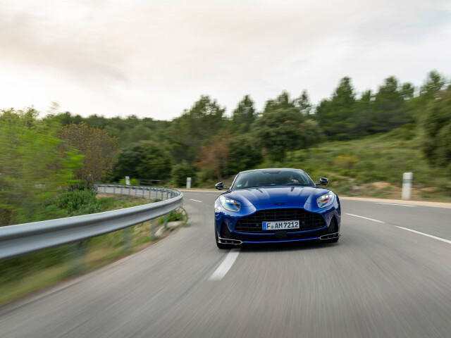 Aston Martin DB12 фото