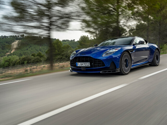 Aston Martin DB12 фото