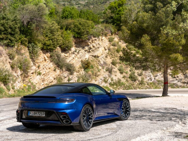 Aston Martin DB12 фото