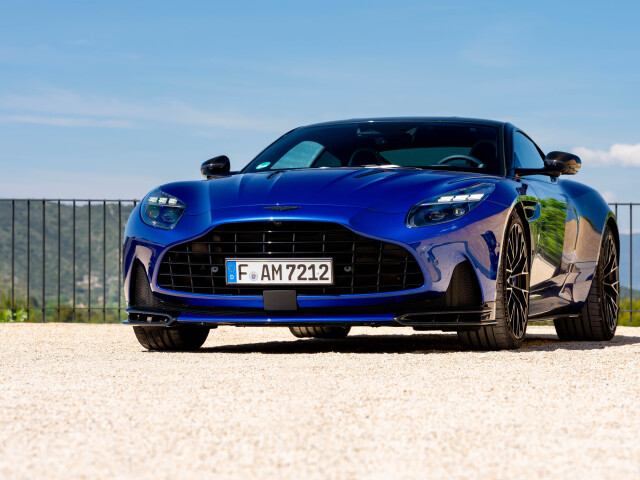 Aston Martin DB12 фото