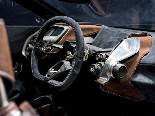 Aston Martin DBX фото