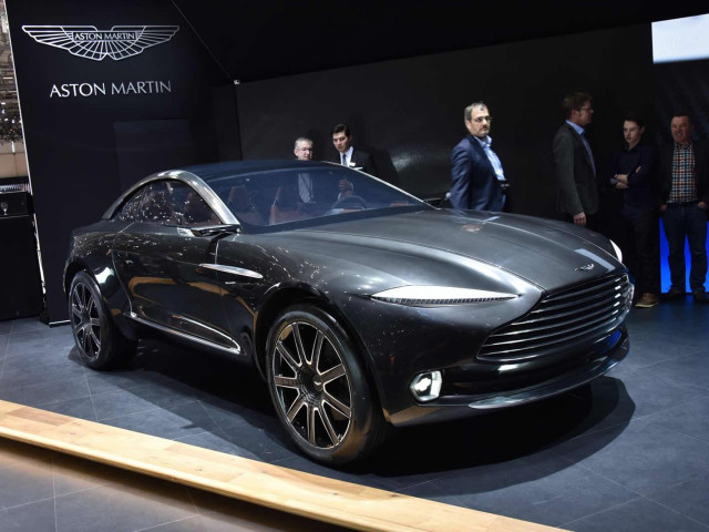 Aston Martin DBX фото