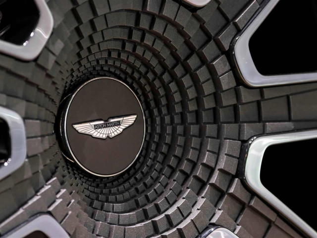 Aston Martin DBX фото