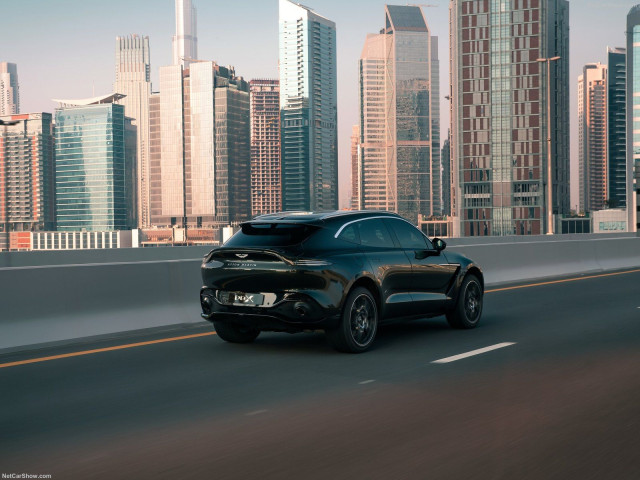 Aston Martin DBX фото