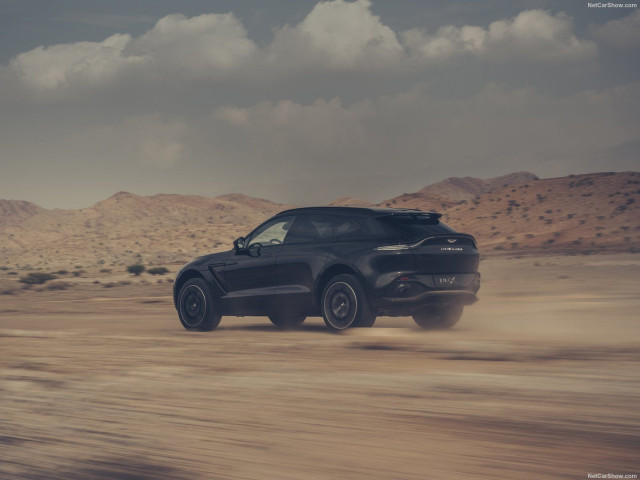 Aston Martin DBX фото