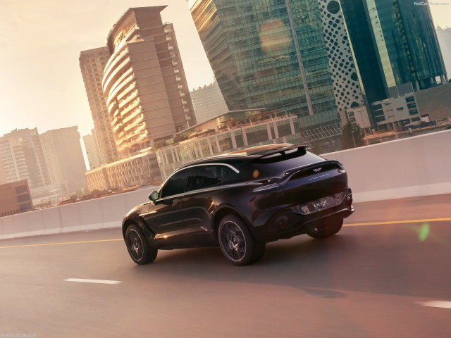 Aston Martin DBX фото