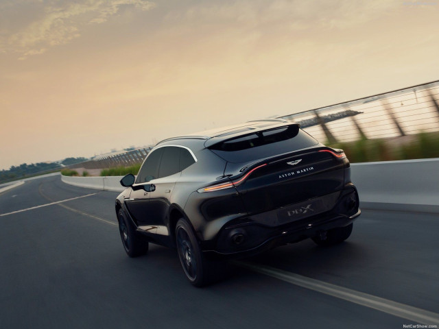 Aston Martin DBX фото