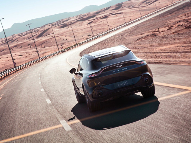 Aston Martin DBX фото