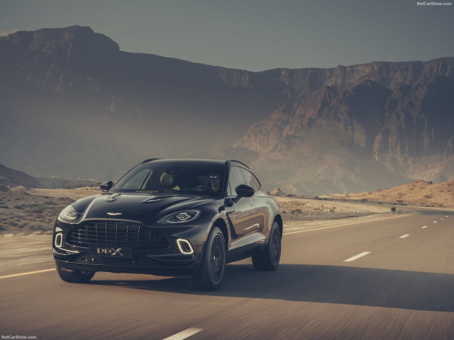 Aston Martin DBX фото