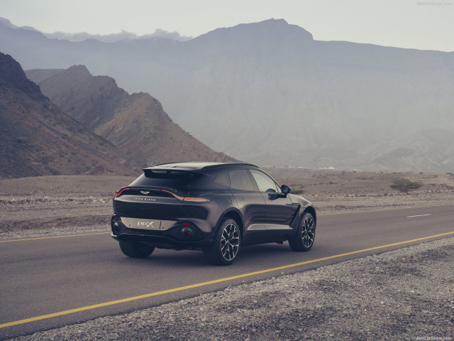 Aston Martin DBX фото