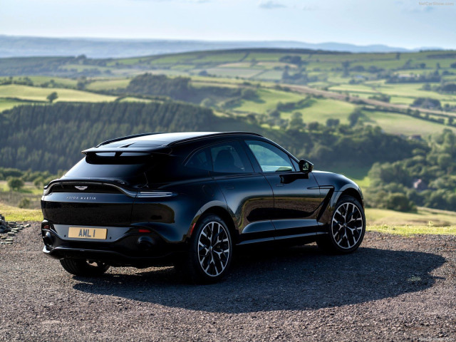 Aston Martin DBX фото