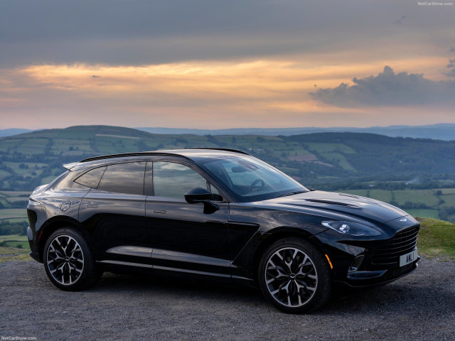 Aston Martin DBX фото