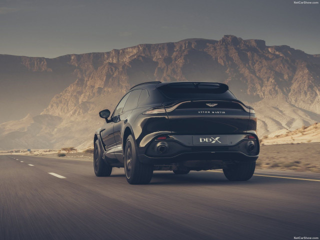 Aston Martin DBX фото