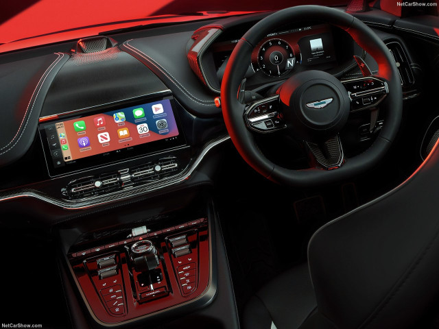 Aston Martin DBX фото