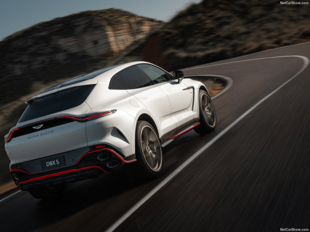 Aston Martin DBX фото