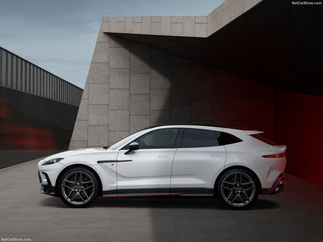 Aston Martin DBX фото