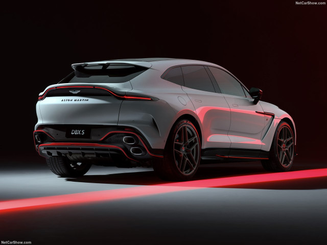 Aston Martin DBX фото
