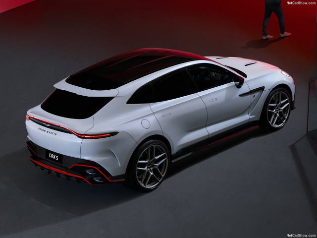 Aston Martin DBX фото