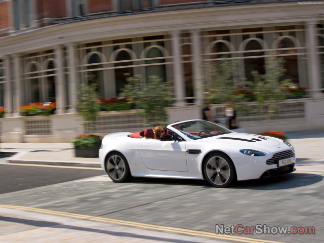 Aston Martin V12 Vantage Roadster фото