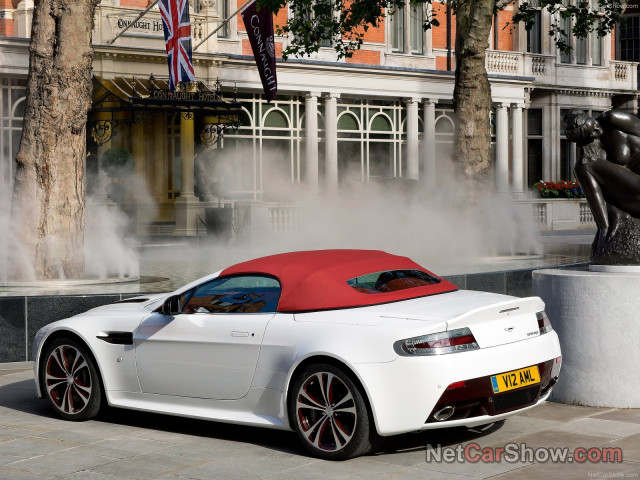 Aston Martin V12 Vantage Roadster фото