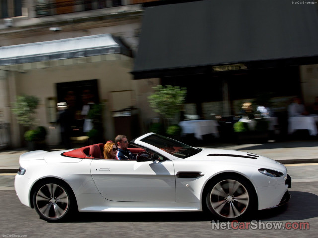 Aston Martin V12 Vantage Roadster фото